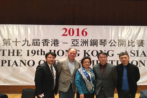 蔡韧教授与部分评委合影