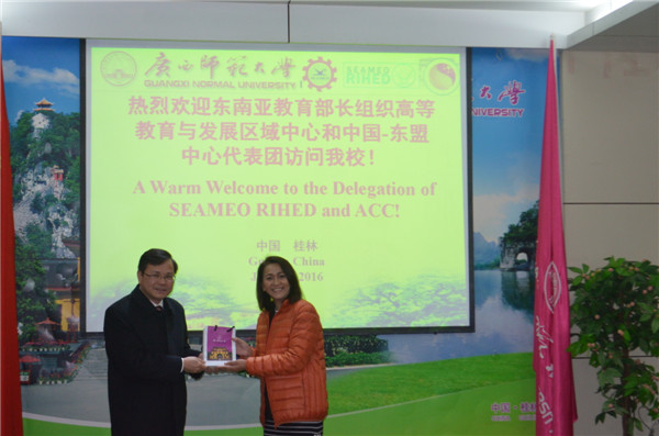 苏桂发副校长向嘉宾代表赠送纪念品