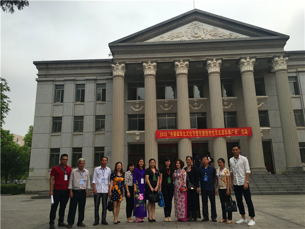 我校东盟家长在广西大学大礼堂前合影留念