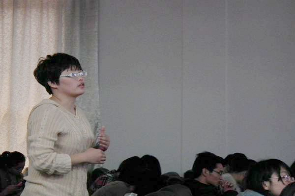 学生向教授提问
