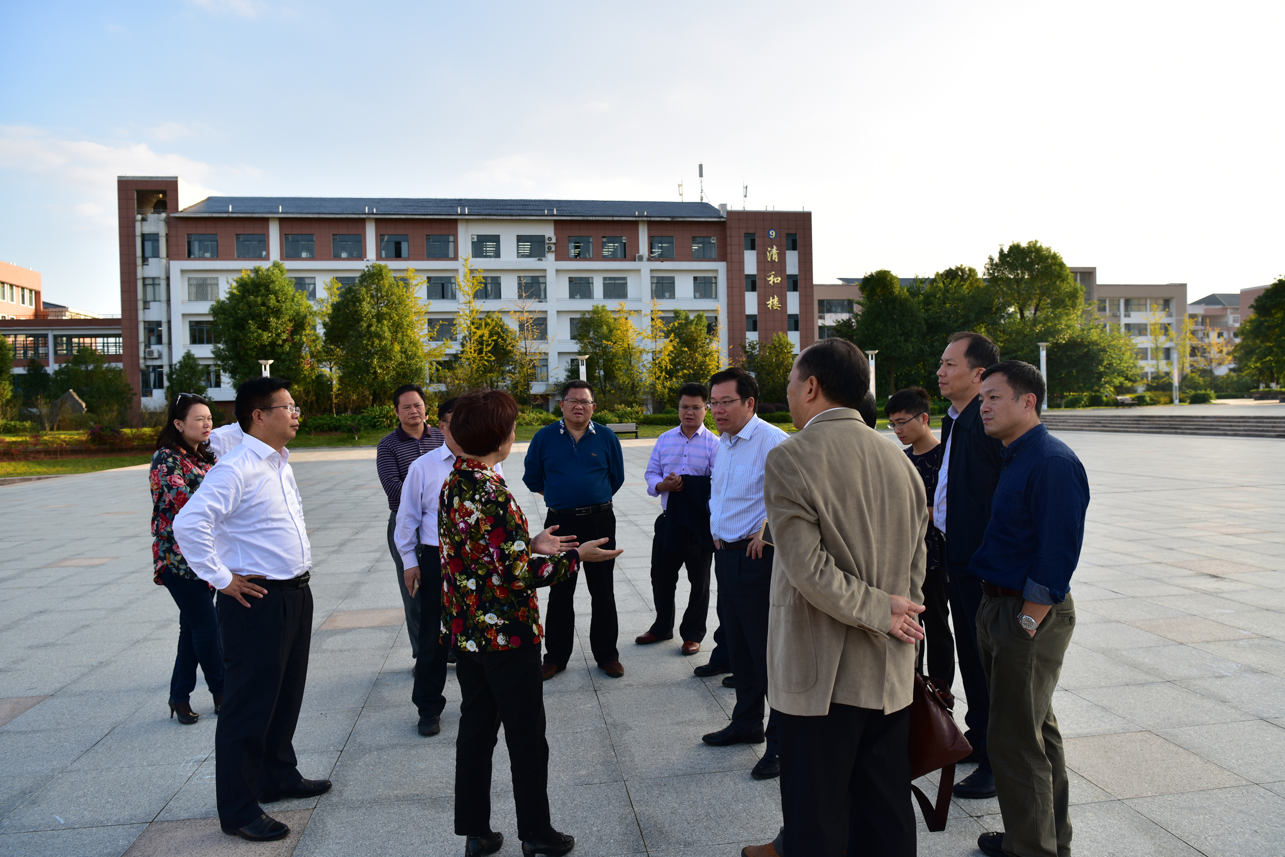 在桂林理工大学考察后，现场讨论.jpg