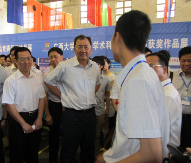 自治区人大王跃飞副主任（左二）、团区委刘玄启副书记（左一）与我校参赛者交流
