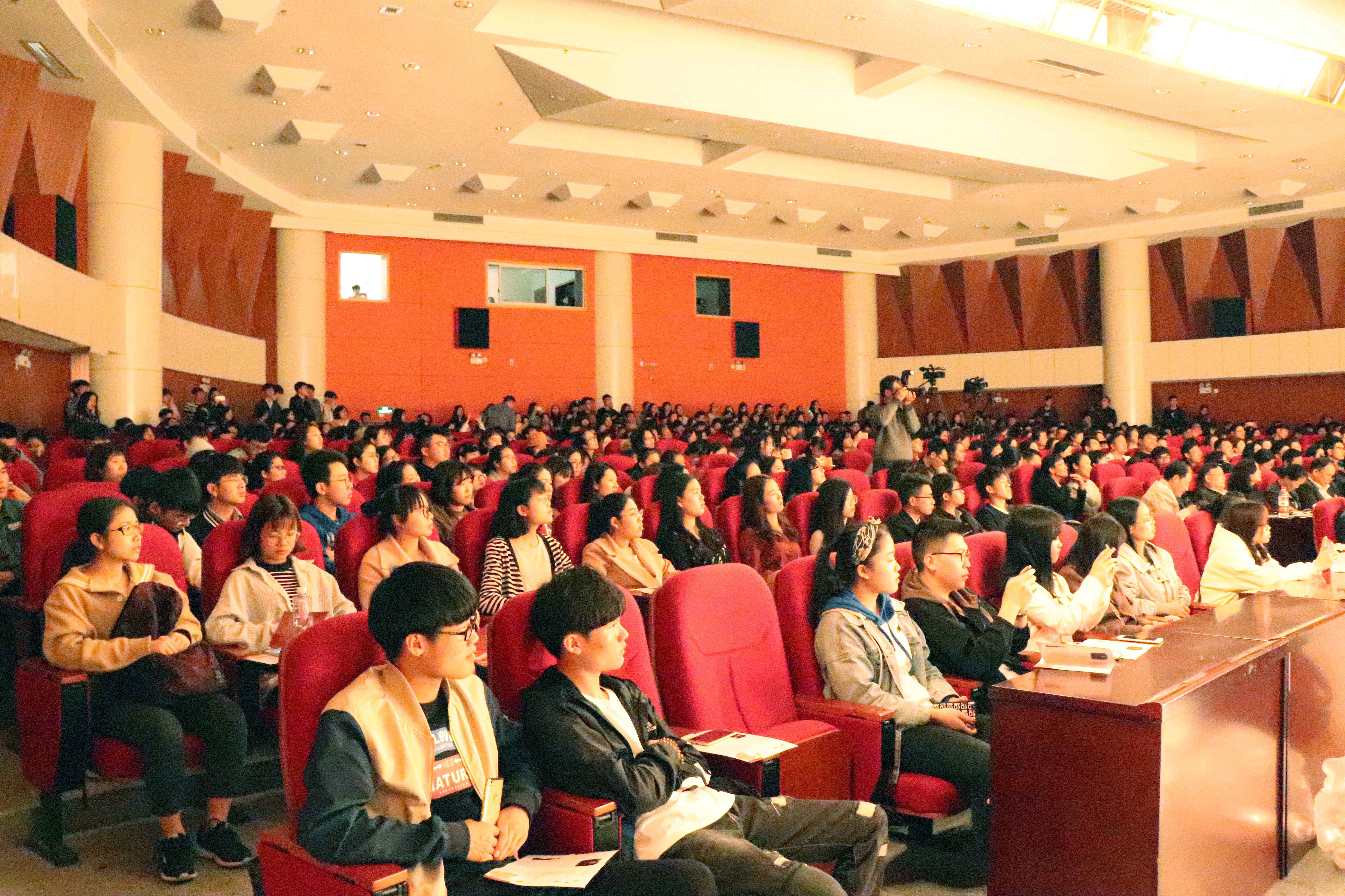 观众（大学生通讯社劳艳梅摄）.JPG