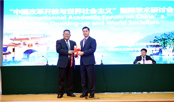 广西师范大学党委书记邓军教授与越南代表团范文德副院长互赠礼物.jpg
