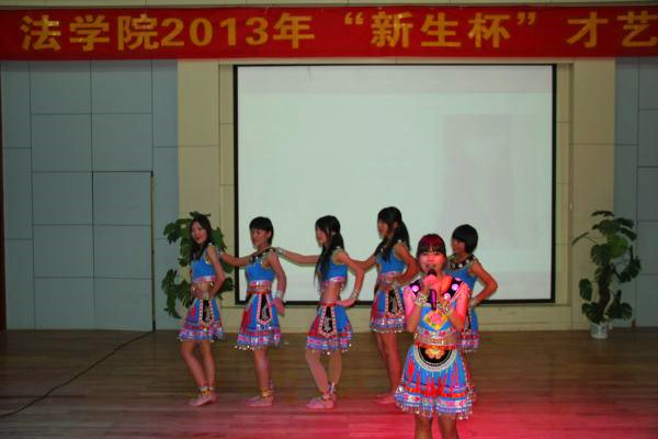 法学院节目侗族歌曲《蝉之歌》表演片段（大学生通讯社 刘纯业摄）