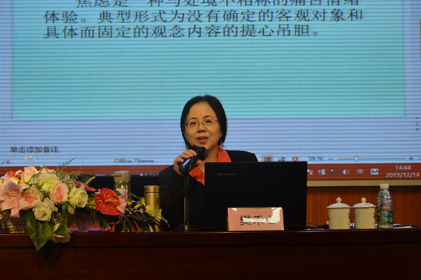 樊禾心教授在进行讲座