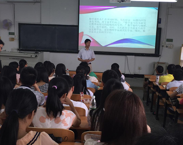 报告会现场