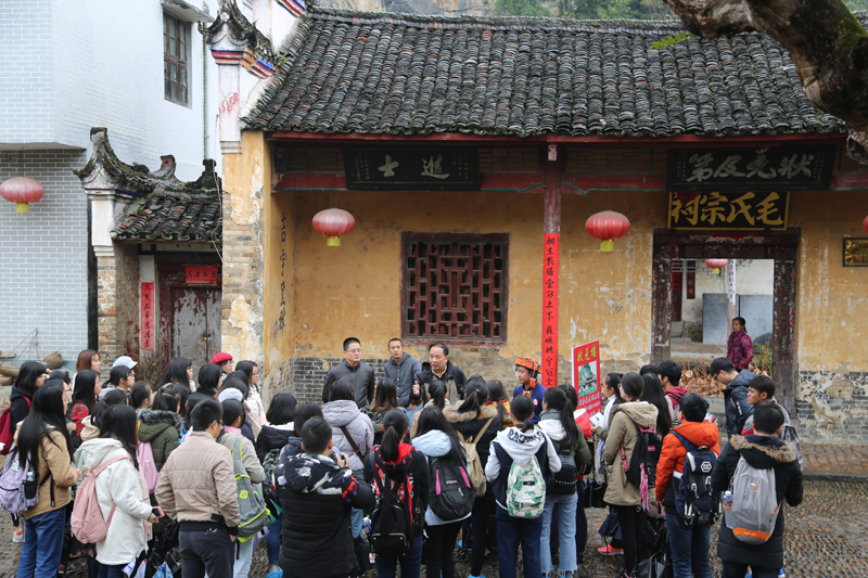 唐凌老师在秀水村现场教学 - 副本.JPG
