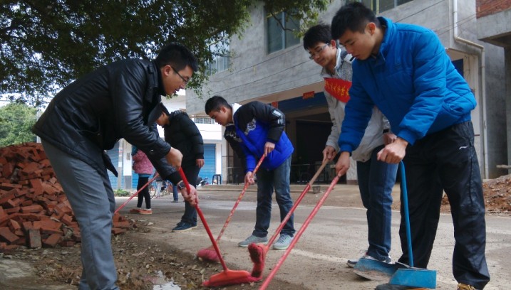 老师同学们清扫良丰村村道