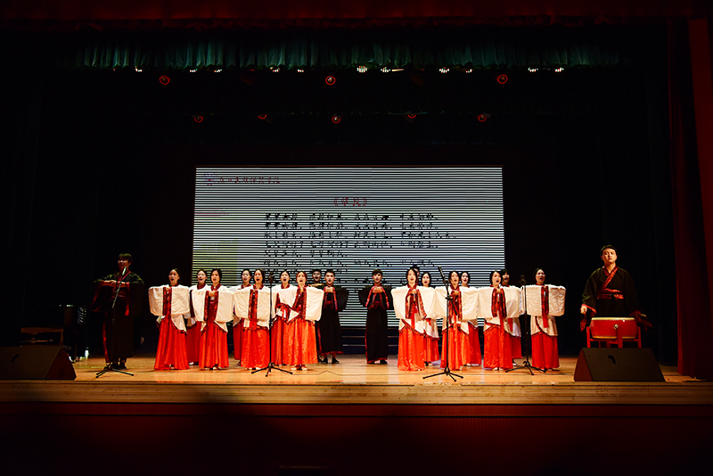 学生着汉服集体吟诵《诗经·小雅·蓼莪》2（李显杨 摄）.JPG