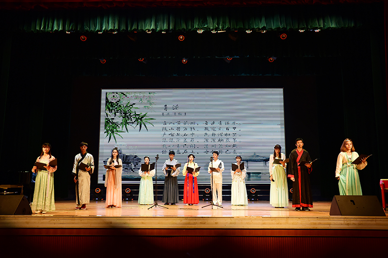 留学生代表朗诵唐诗宋词的经典篇目（李显杨 摄）.JPG