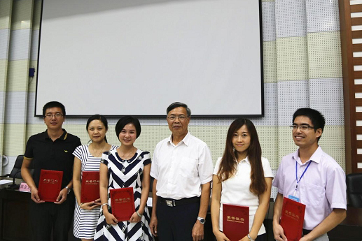 我校参加比赛选手与钟瑞添副校长合影