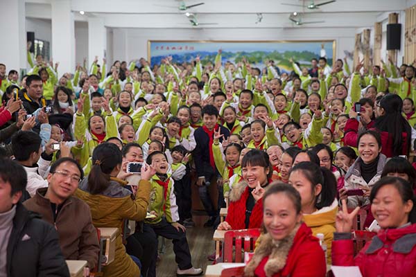 张杰与大化实验小学学生合影