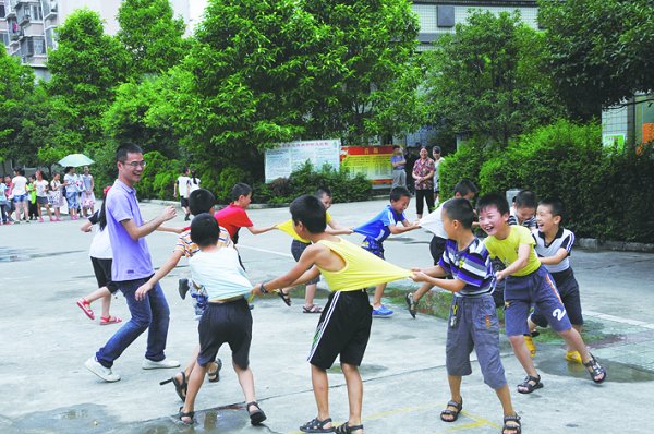 晏振参加义务支教活动（资料图）