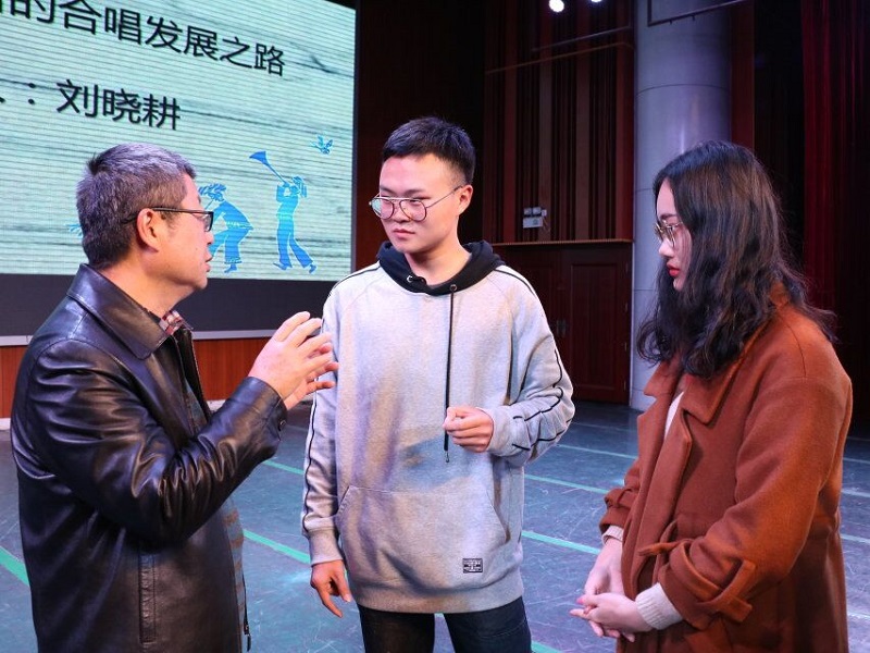 刘晓耕教授耐心解答同学们的疑惑.jpg