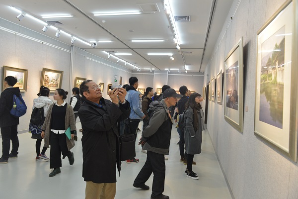 8观众在认真观赏画作.jpg