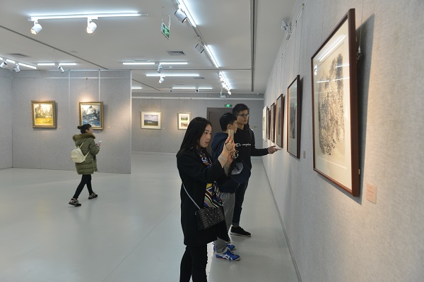 9观众在认真观赏画作.jpg