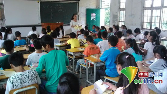 广西师范大学支教团成员在支教服务地麦岭初中进行课堂授课(中国青年网供图)