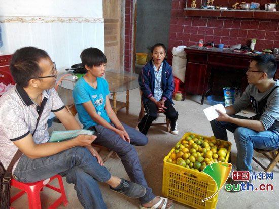 广西师大支教团成员利用周末和节假日到留守学生家中进行家访(中国青年网供图)