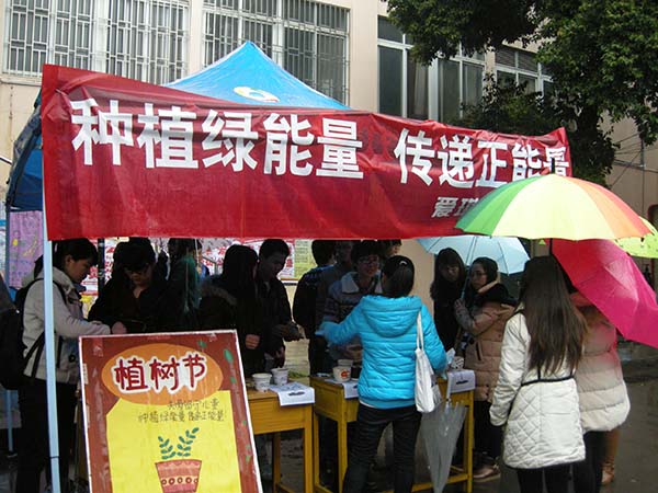 活动现场不断有前来购买花盆的同学