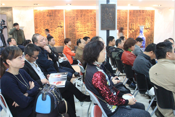 《国礼鸡血玉》新书发布会现场观众（余向丽摄）