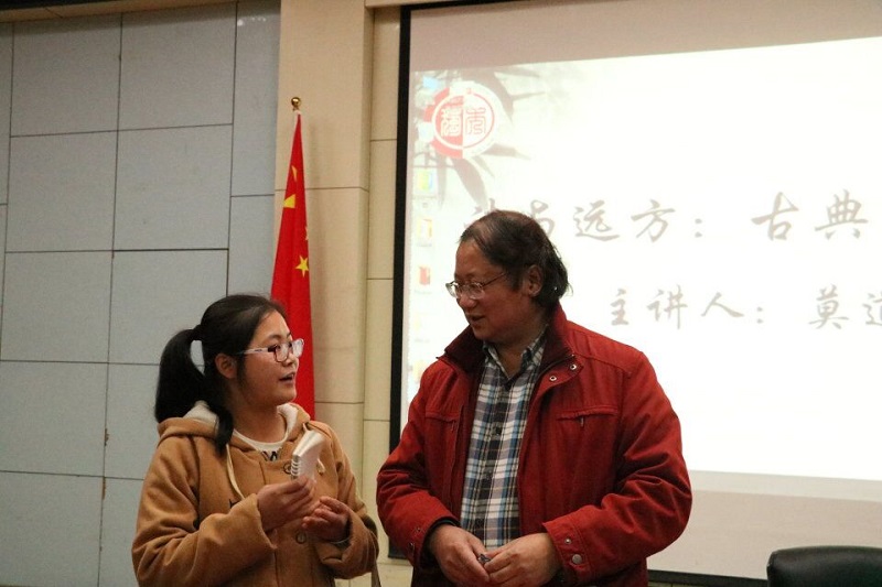讲座结束后同学们与老师进一步交流诗词魅力.jpg