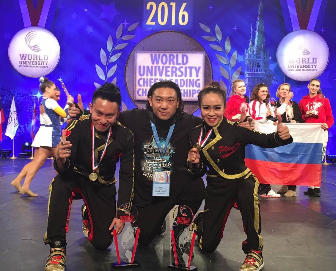 获奖学生与指导教师在赛后合影留念