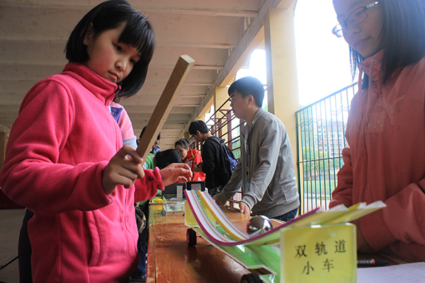 观众亲自尝试自制教具