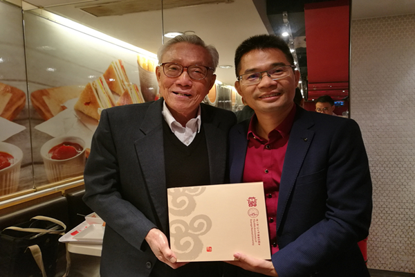 校友总会负责向王一桃校友赠送校庆纪念品.jpg