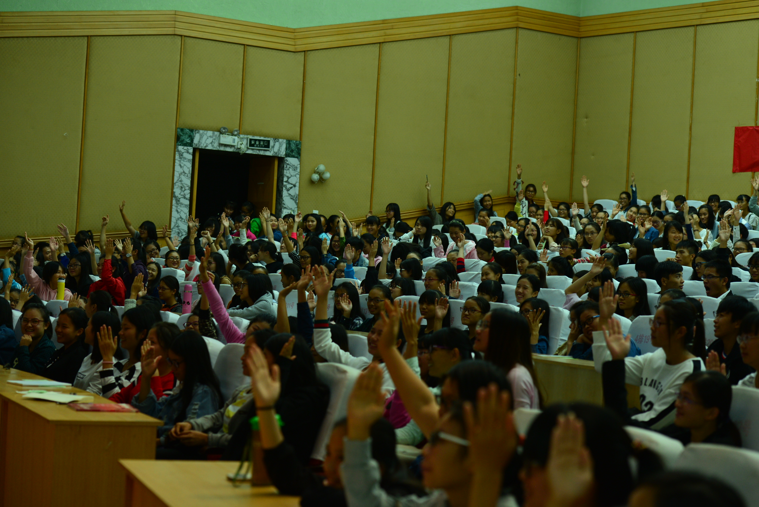 同学们积极提问的场面.JPG