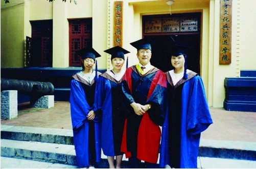 钱宗范教授和学生们在一起