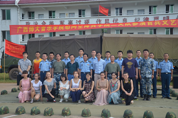 演员与官兵合影