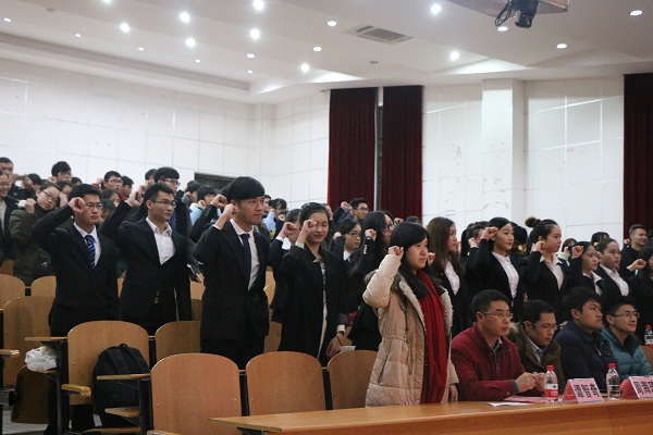 全体学生干部诚信考试宣誓（共青团独秀新媒体中心 黄汉梅 摄）