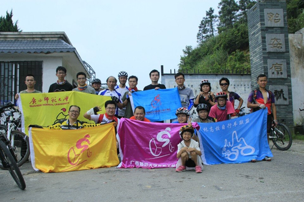 征服桂林市区第一高峰尧山，山顶合影