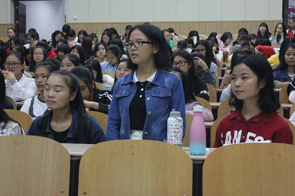 同学就礼仪问题向老师提问.jpg