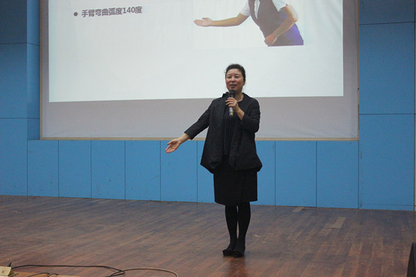 王老师在为同学们做示.jpg