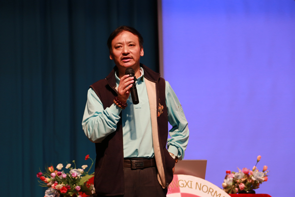 董云川教授为同学们作报告（大学生通讯社 李俊霖 摄）