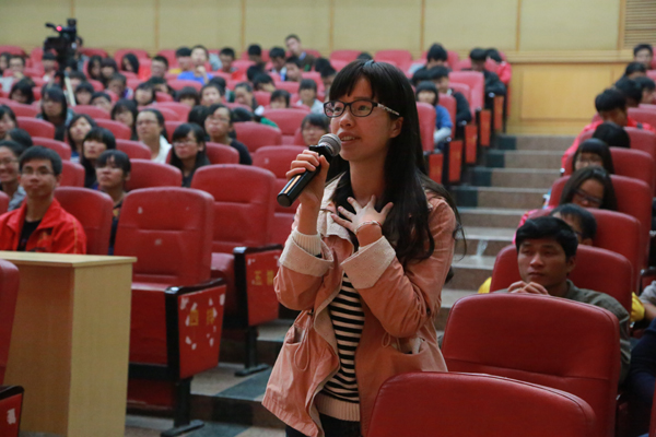 学生踊跃提问（大学生通讯社 李显杨 摄）