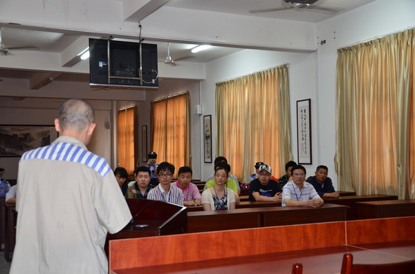 教师们认真听服刑人员讲述