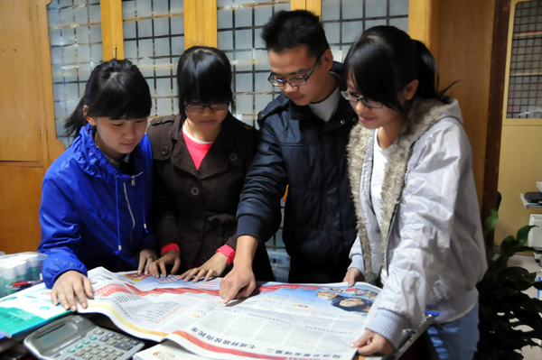 我校学生密切关注十八大（大学生通信社 李显杨 摄）