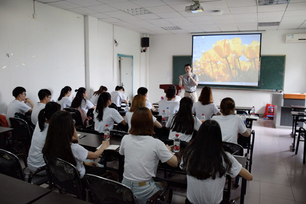 武汉大学马院副院长杨威做主题讲座.jpg