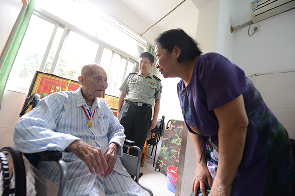 王枬书记和陈大闻先生亲切交谈