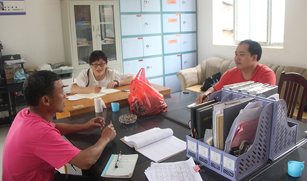 何乃柱与同事到金秀瑶族自治县调研乡村学前教育情况.jpg 何乃柱与同事到金秀瑶族自治县调研乡村学前教育情况.jpg