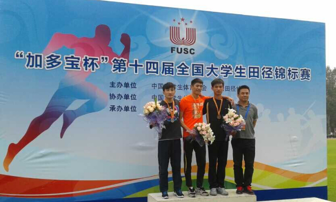 体育健儿与教练员合影